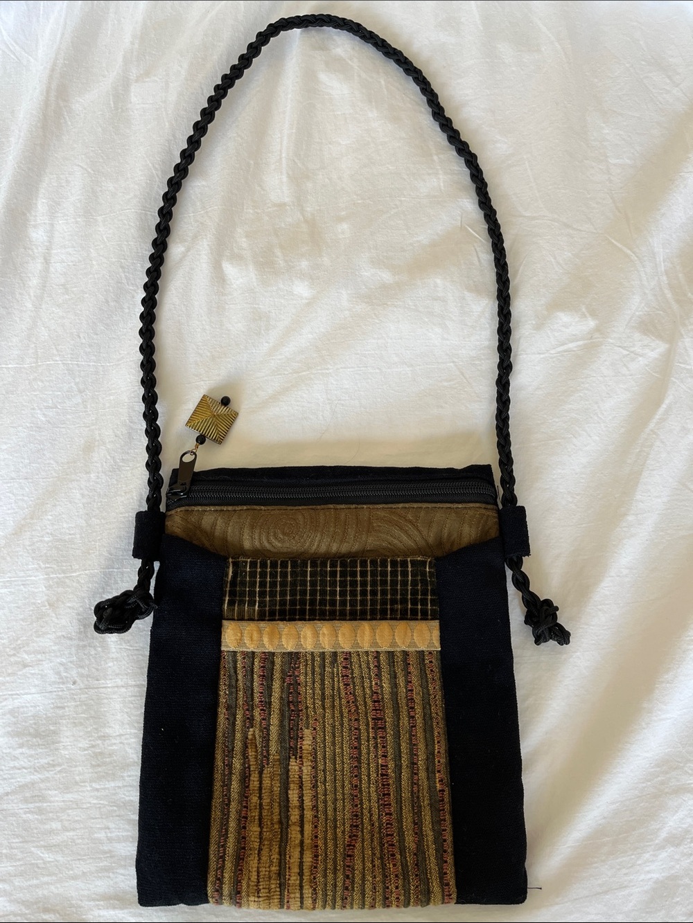 Textured Crossbody Bag in Black and Olive-Goldì